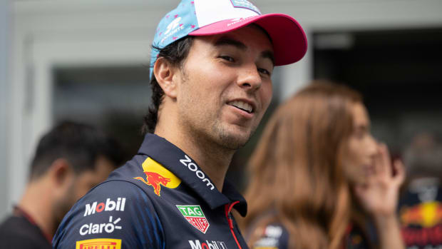 Checo Pérez con cara de sorpresa